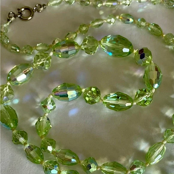 Vintage AB Light Peridot Colored Graduating Faceted Crystal Necklace 30” Long - Picture 2 of 3